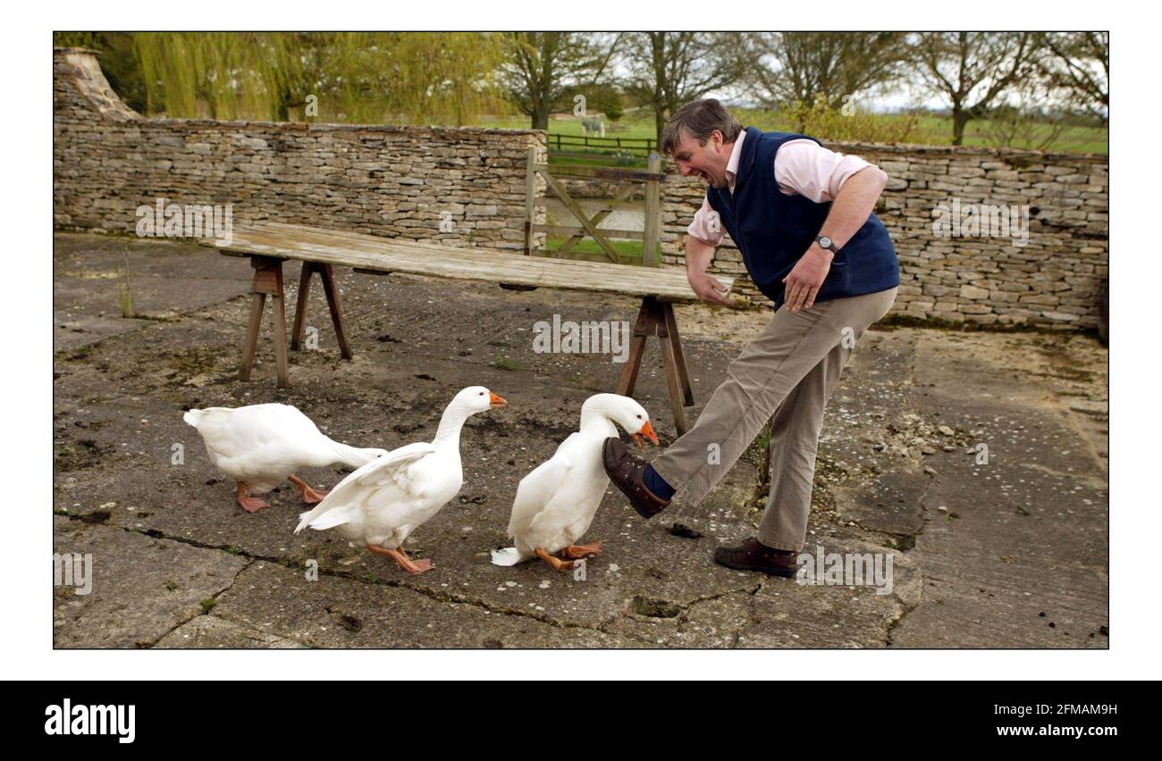 harles Mann und seine Frau Chipp auf ihrer Farm in Oxfordshire, Vote-OKpic David Sandison 8/4/2005 Stockfoto