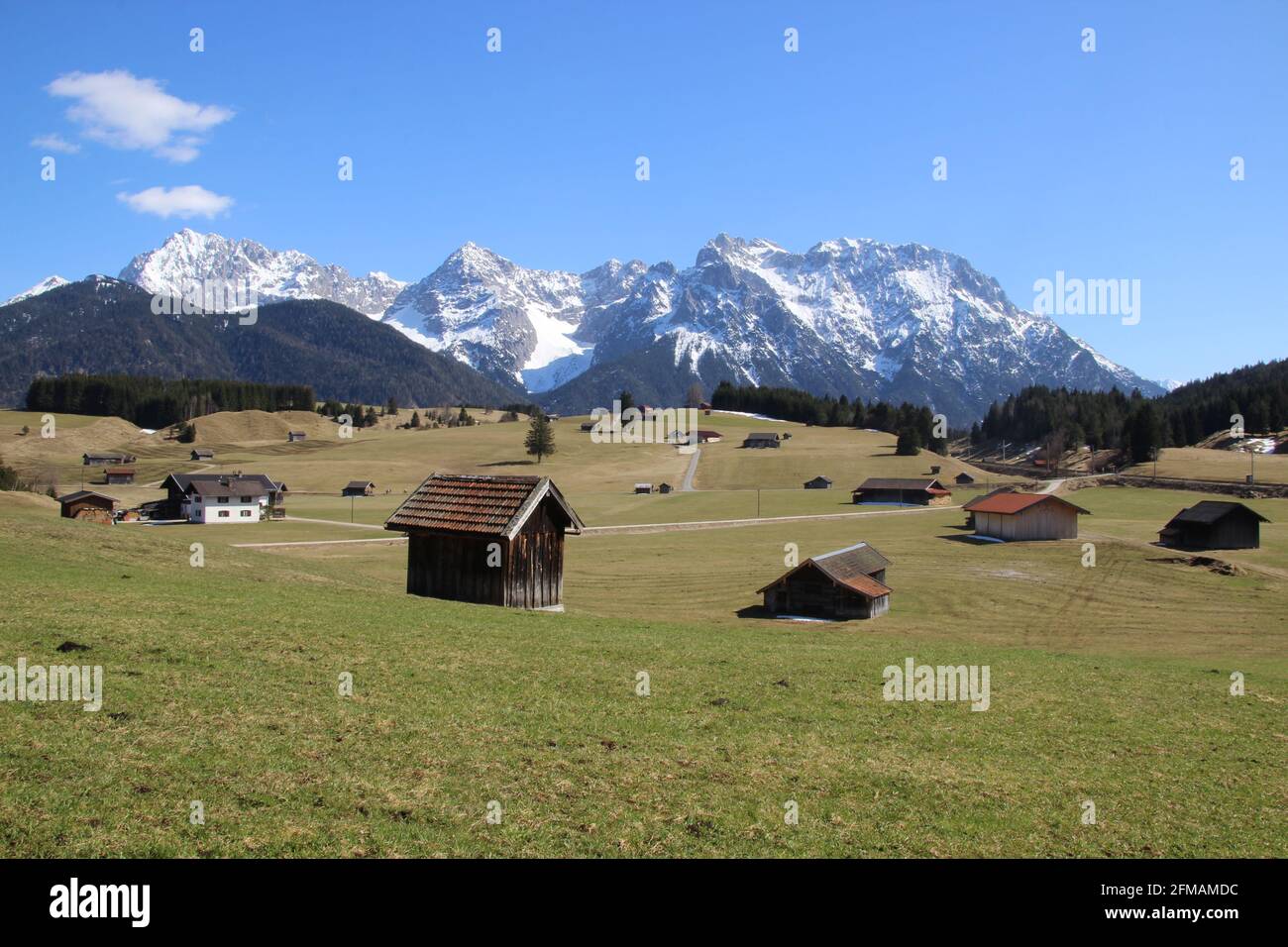 Frühlingswanderung bei Mittenwald, Imbisshütte in den Buckelwiesen, Europa, Deutschland, Bayern, Oberbayern, Werdenfels, Winter, vl Wörner, Tiefkarspitze, Karwendelgebirge, Stockfoto