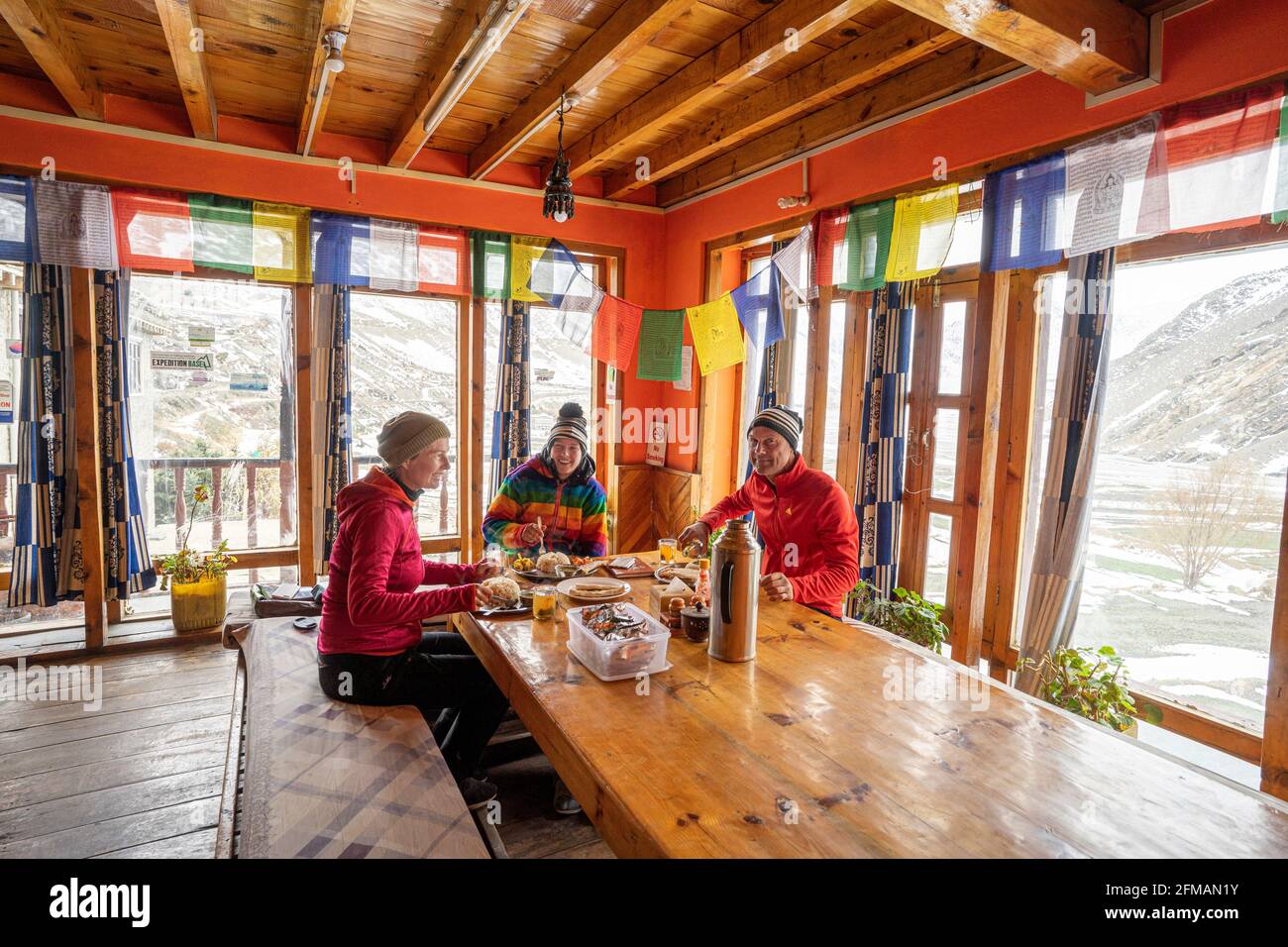 Die Familie Dhal bat speiste im Speisesaal der Annapurna Lodge, Kagbeni, Mustang, Nepal Stockfoto