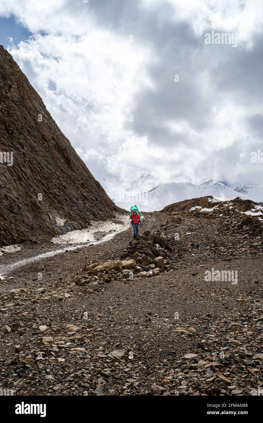 Träger im Kaligandaki Valley, Upper Mustang Nepal Stockfoto