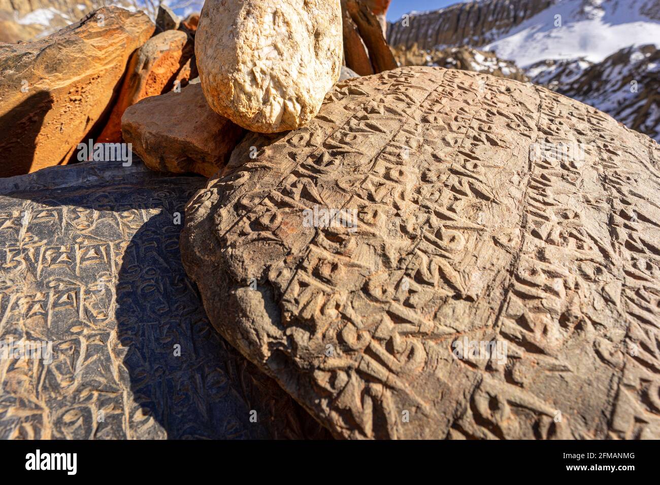 Mani Steine im Dorf Tanje, nicht weit von Chusang, Upper Mustang, Nepal Stockfoto