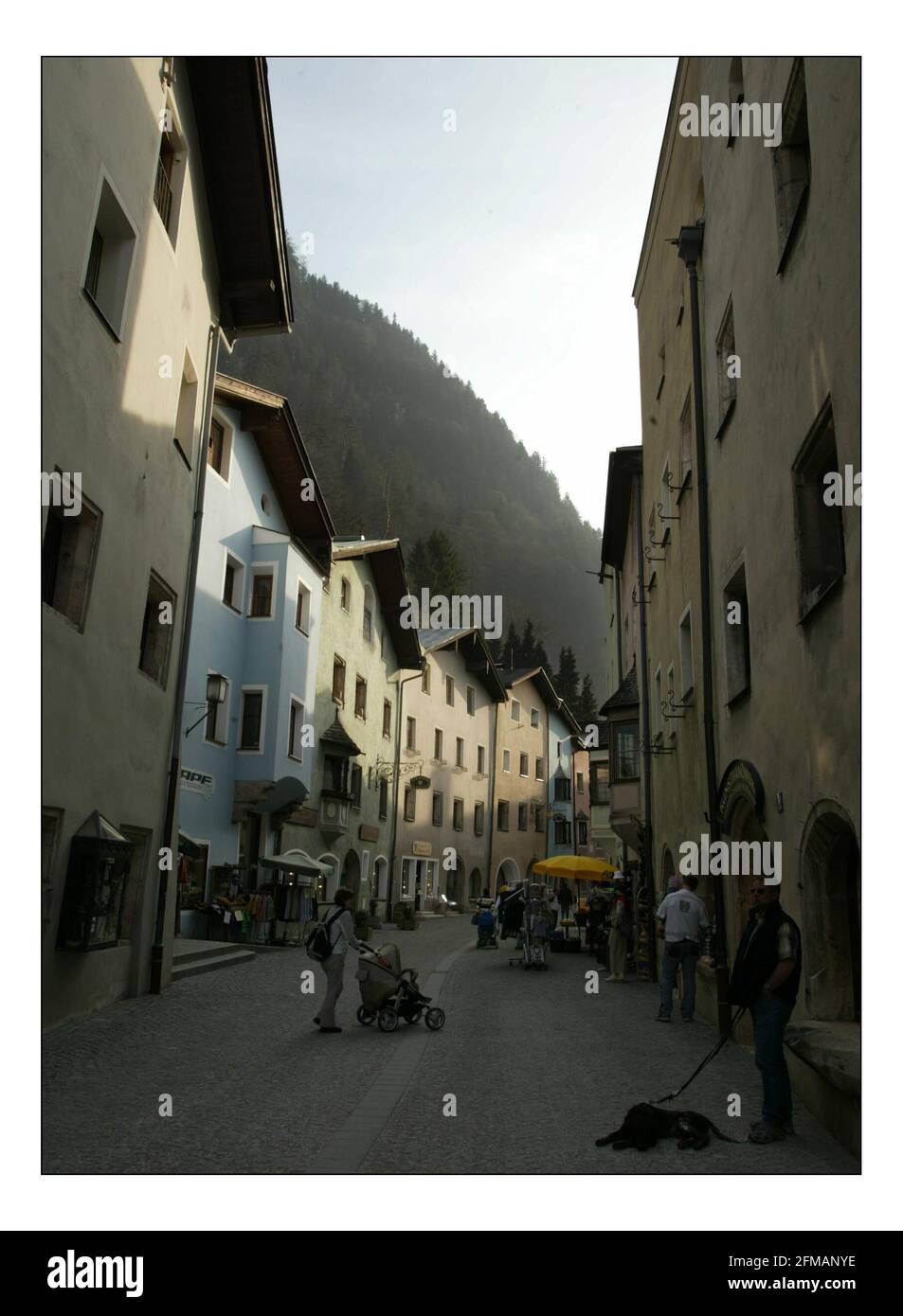 Die schwache Frühlingssonne gutet in die Straßen von Rattenberg, der kleinsten Stadt Österreichs, die im Schatten des Stadtbergs lebt, und es wird geplant, eine Bank aus dreißig riesigen Spiegeln zu installieren, um die Wintersonne in die Straßen zu reflektieren.Bild David Sandison 25/3/2005 Stockfoto