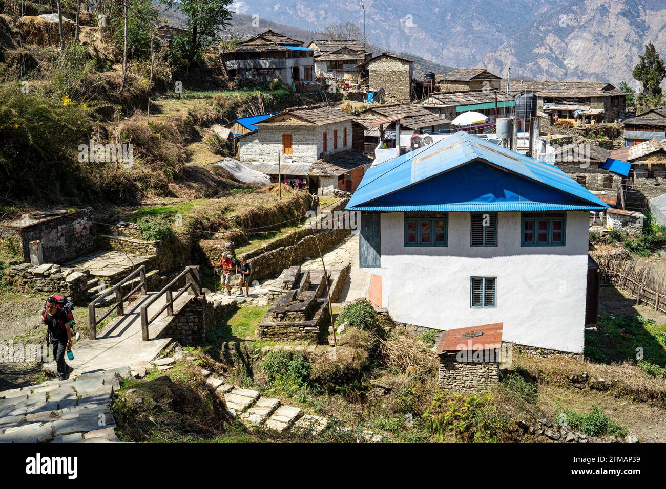 Wanderer passieren das Bergdorf Shikha Deurali, Bezirk Myagdi, Nepal Stockfoto