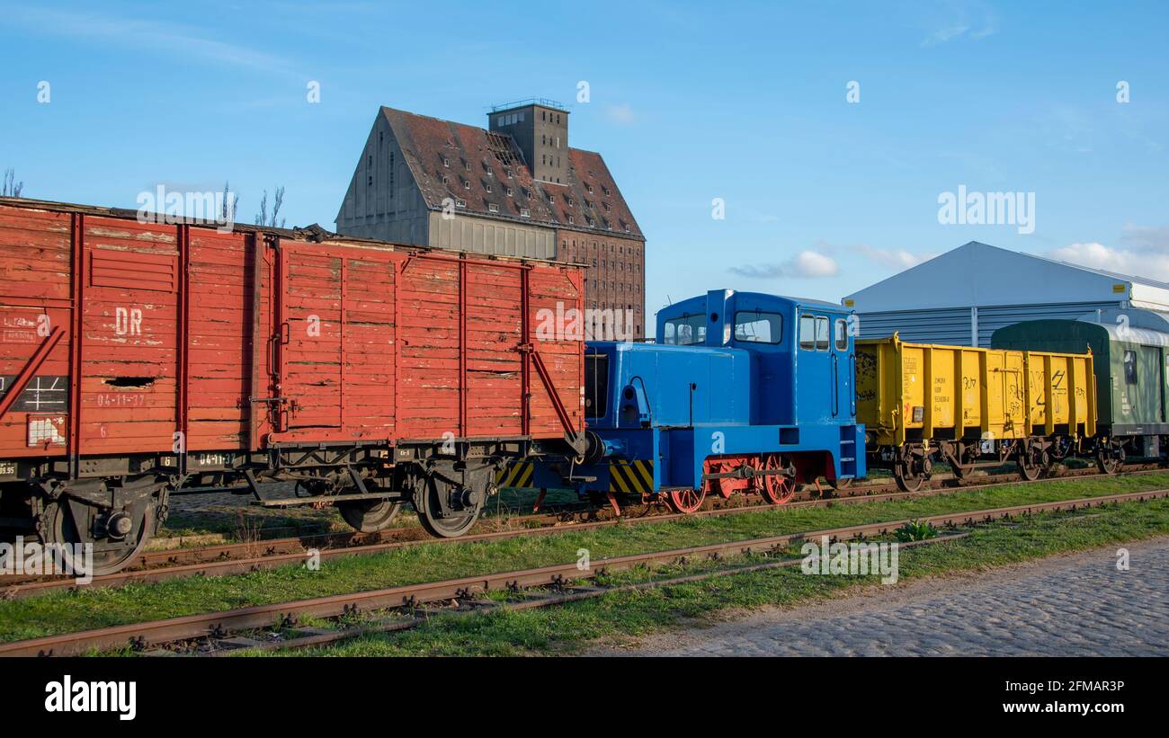 Deutschland, Sachsen-Anhalt, Magdeburg, blaue Diesellokomotive, hölzerne Eisenbahnwaggons. Stockfoto