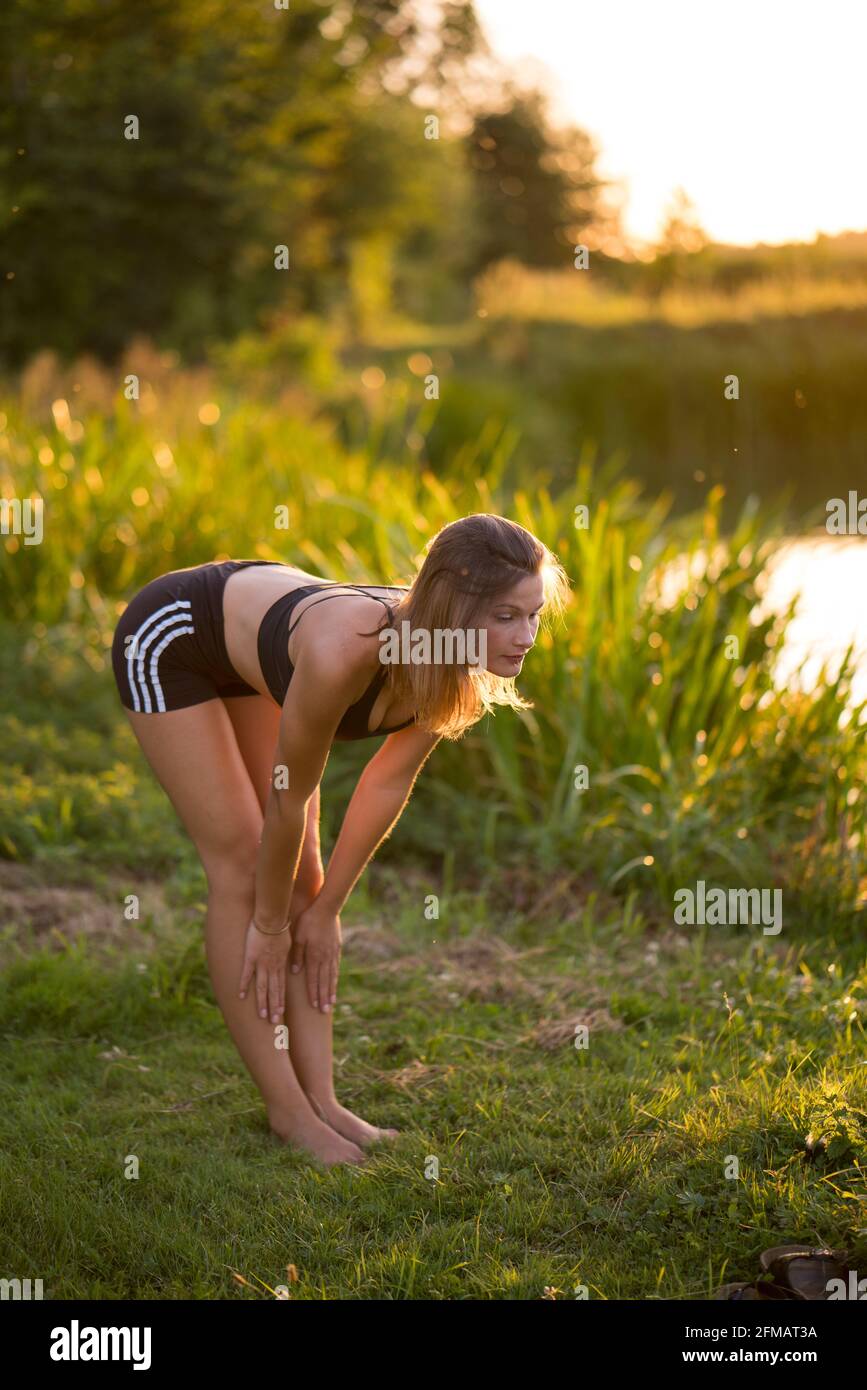 Yoga in der Natur bei den Sonnenuntergängen an einem Teich, Franken, Bayern, Deutschland Stockfoto