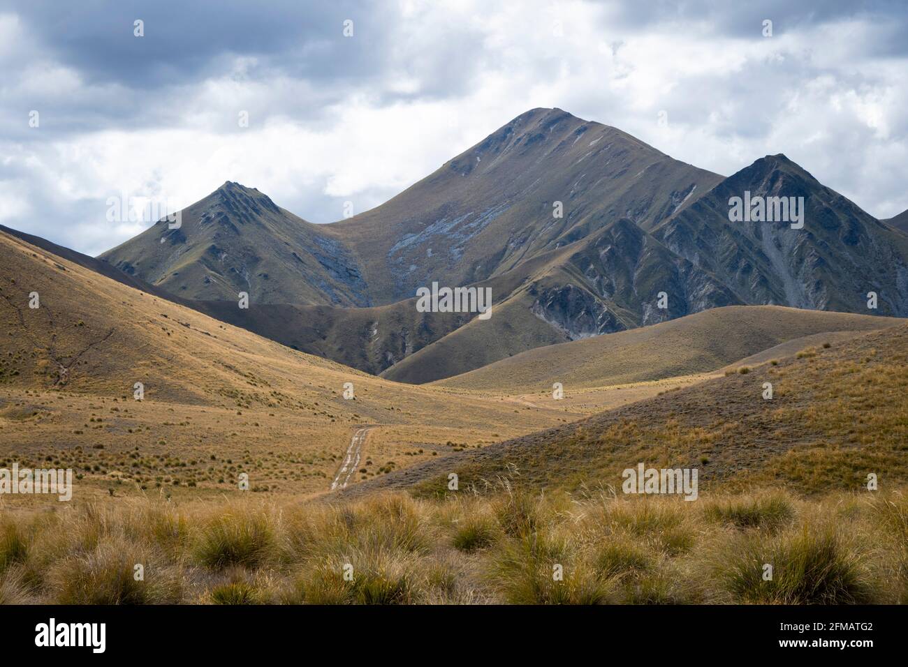 Berge und Zwickel, Lindis Pass, in der Nähe von Omarama, Canterbury, Südinsel, Neuseeland Stockfoto