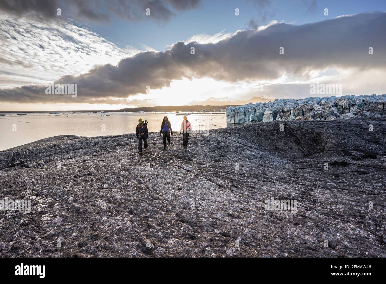 Gletscherwanderung mit Guide auf dem Vatnaökull Gletscher an der Jökulsárlón Gletscherlagune, Gemeinde Hornafjörður, Island Stockfoto