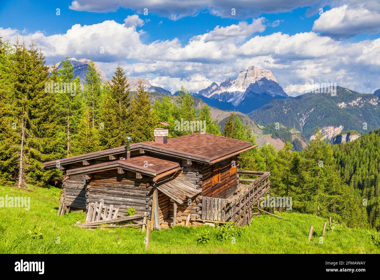 Berghütten im Sommer, ländliche Höhenlandschaft in den dolomiten, Almen von Laste, rocca Pietore, Belluno, Venetien, Italien Stockfoto