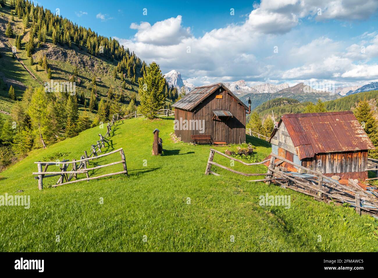 Berghütten im Sommer, ländliche Höhenlandschaft in den dolomiten, Almen von Laste, rocca Pietore, Belluno, Venetien, Italien Stockfoto