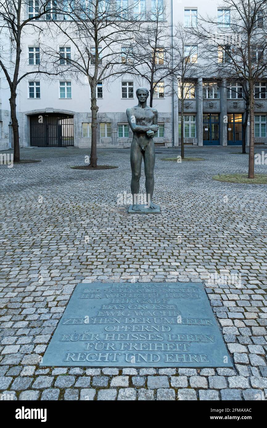 Berlin, Gedenkstätte Deutscher Widerstand, Bendlerblock, Gedenktafel für die am 20. April 1944 hingerichteten Offiziere und eine Statue von Richard Scheibe Stockfoto