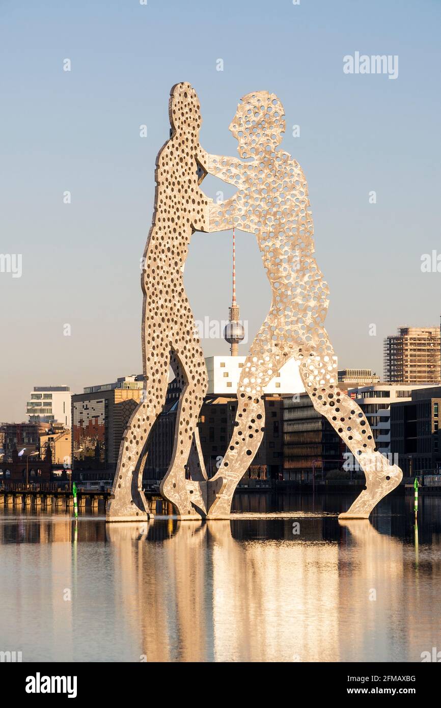 Berlin, Spree, Skulptur 'Molecule man', Blick auf den Fernsehturm, Morgenstimmung Stockfoto