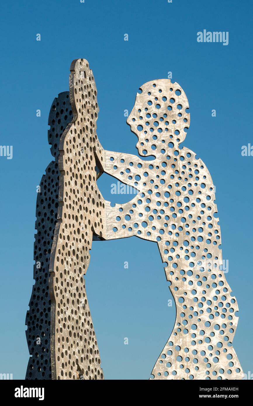 Berlin, Spree, Skulptur 'Molecule man', dreiköpfige Skulptur, symbolisiert die drei Bezirke Kreuzberg, Alt-Treptow, Friedrichshain Stockfoto
