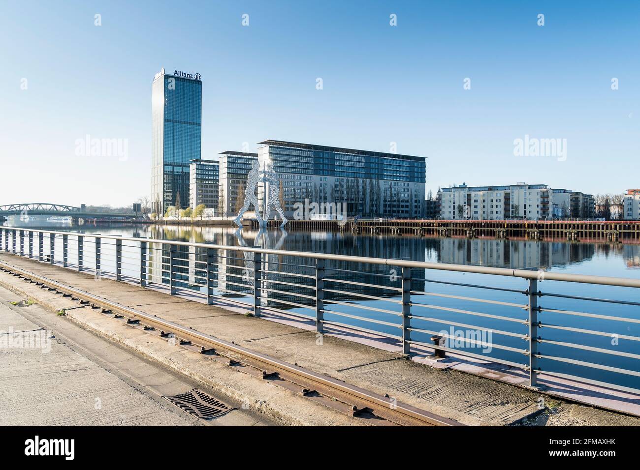 Berlin, Spree, Skulptur 'Molecule man' und Treptowers, Blick vom Friedrichshainer Ufer, Morgenstimmung Stockfoto