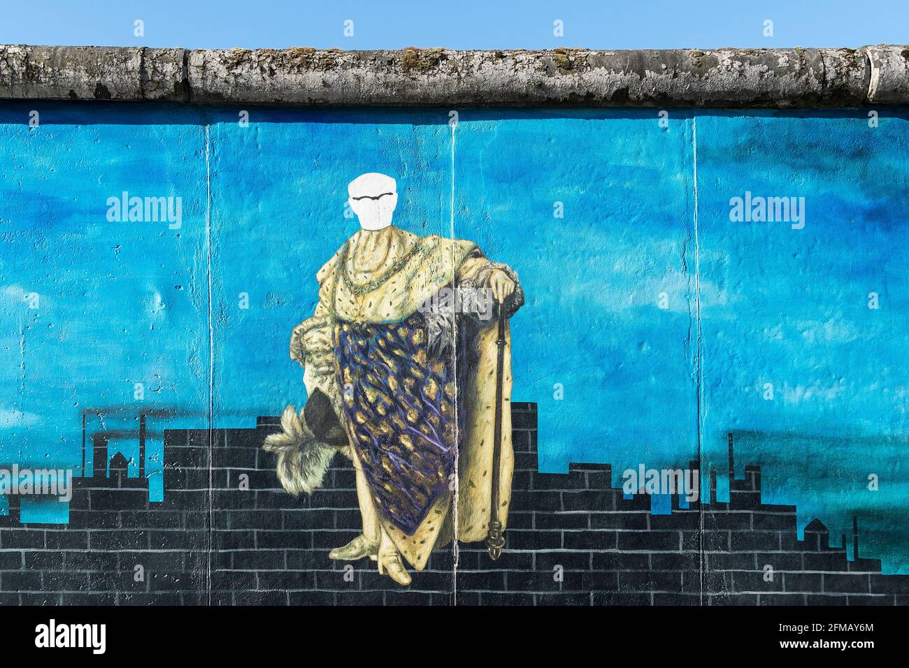 Berlin, East Side Gallery an der ehemaligen Berliner Mauer, Karsten Wenzel: 'Die Beständigkeit der Unwissenheit', Erich Honecker in einer Hermelin Stockfoto