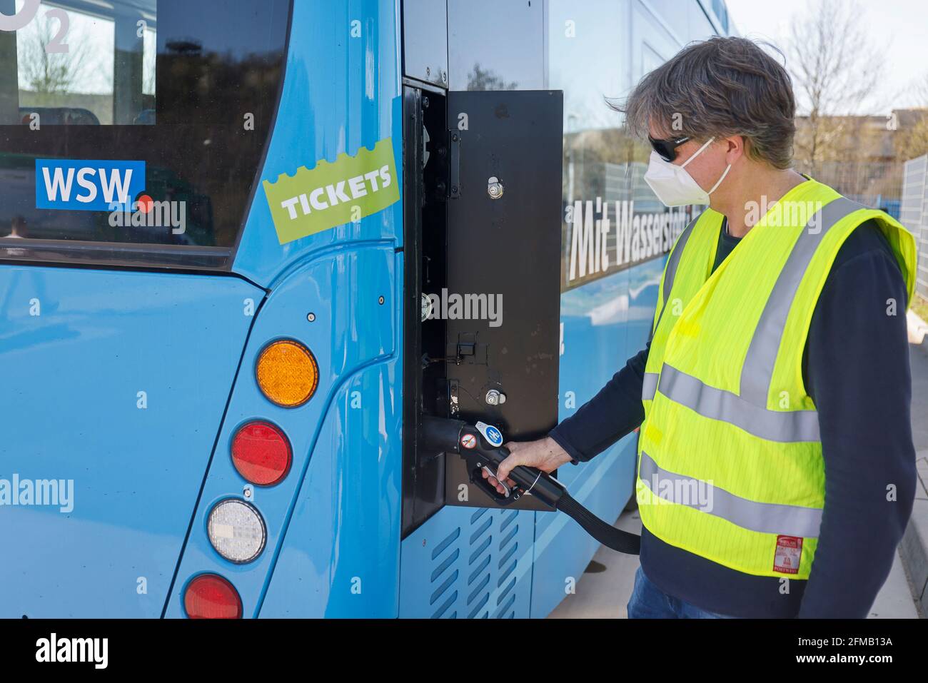 Herten, Nordrhein-Westfalen, Deutschland - der Wuppertaler Wasserstoffbus füllt sich an einer H2-Wasserstofftankstelle mit H2-Wasserstoff, Pressekonferenz Testbetankung an der H2-Tankstelle im Nutzerzentrum h2herten, Herten Wasserstoff-Kompetenzzentrum auf dem Gelände der stillgestandenen Ewald-Mine in Herten, Die 350-bar-Tankeinheit liefert gekühlten Wasserstoff und ist derzeit die leistungsstärkste Betankungsanlage in Deutschland. Stockfoto