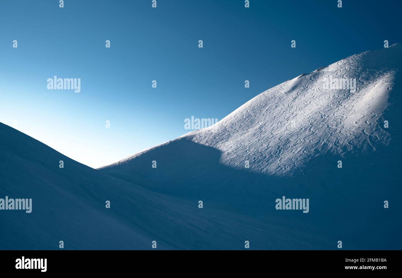 Im ersten Licht des Tages können Sie auf einer Skipiste Ski fahren. Höferspitze, Allgäuer Alpen, Vorarlberg, Österreich, Europa Stockfoto