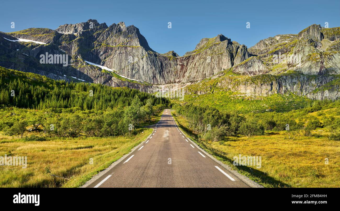 Stjerntinden, Straße nach Nusfjord, Flakstadoya, Lofoten, Nordland, Norwegen Stockfoto