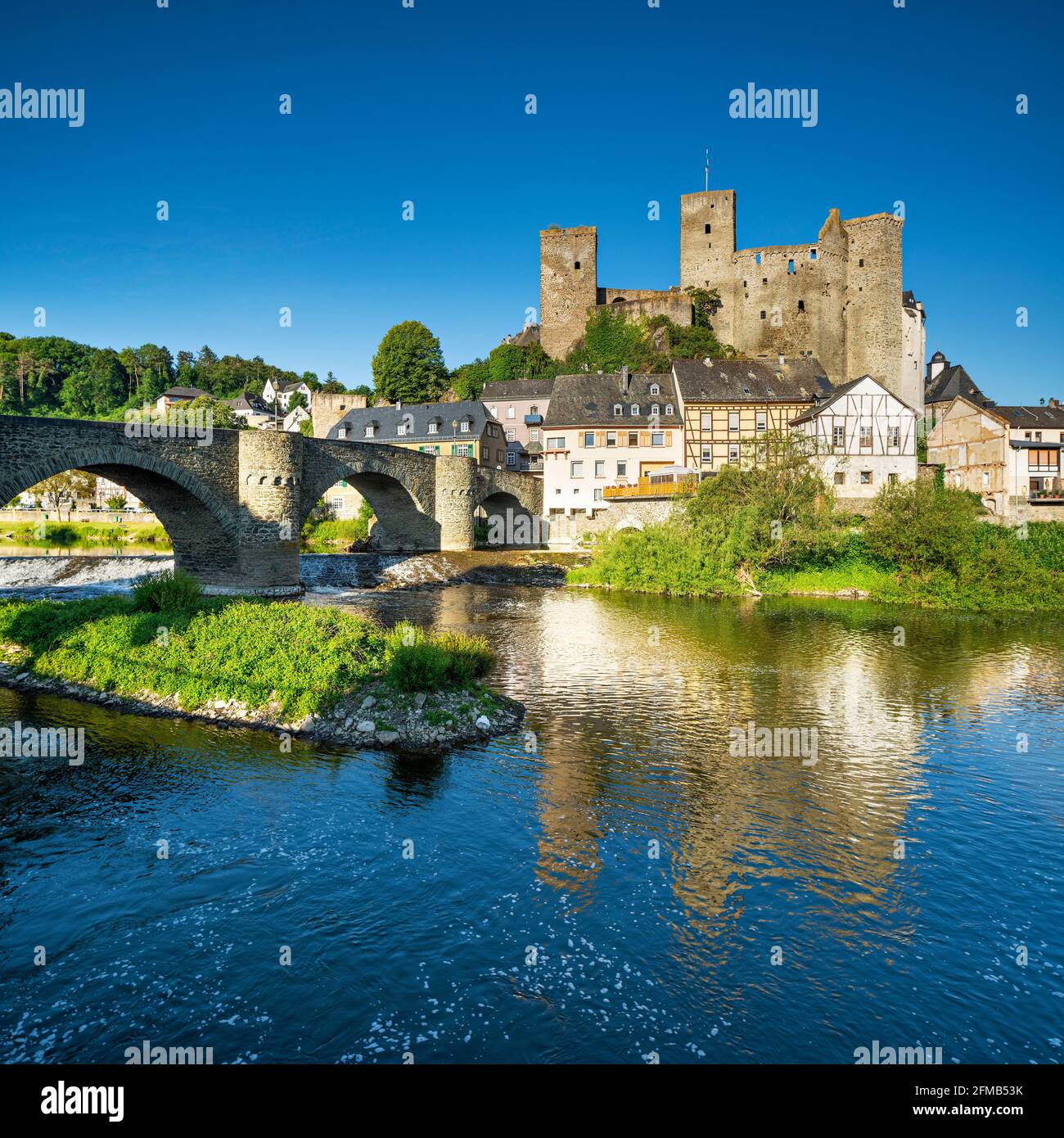 Deutschland, Hessen, Runkel, Schloss und Stadt Runkel mit einer mittelalterlichen Steinbrücke über die Lahn Stockfoto