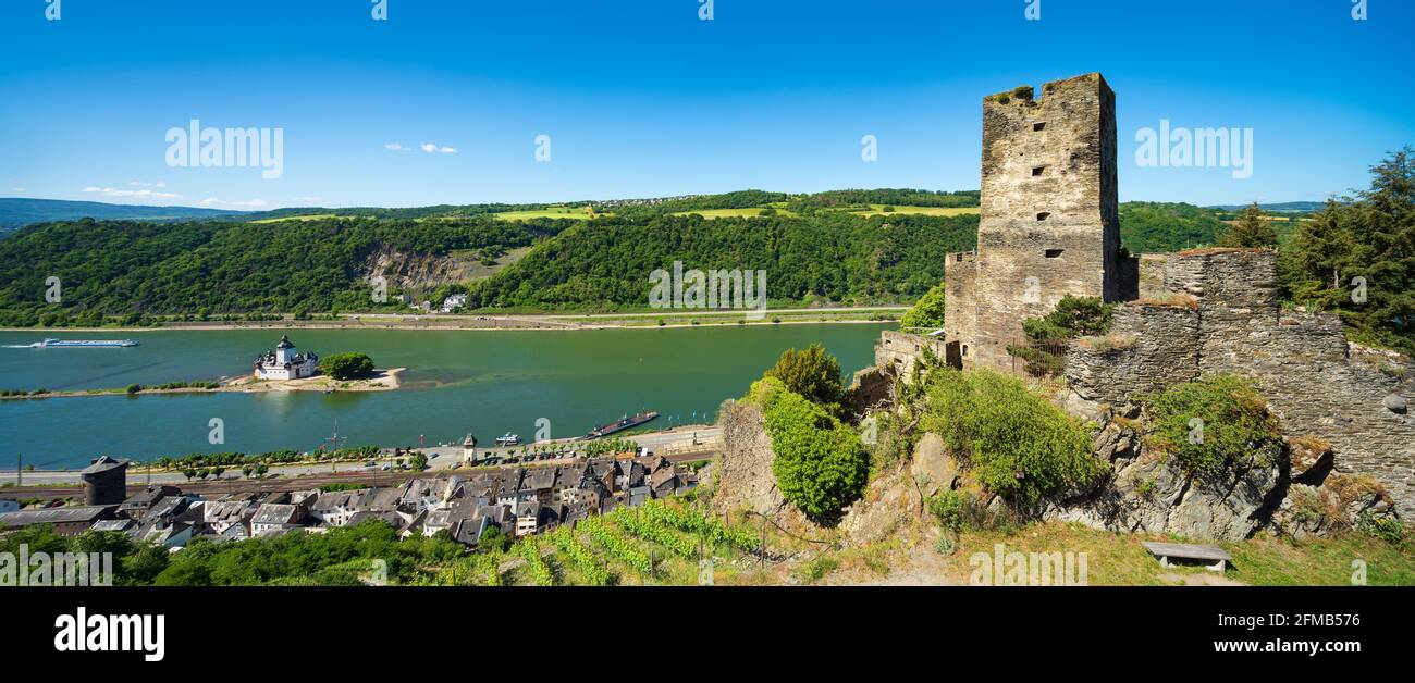 Deutschland, Rheinland-Pfalz, Kaub, Oberes Mittelrheintal Welterbe, Schloss Gutenfels, Pfalzgrafenstein hinten im Rhein, Panorama Stockfoto