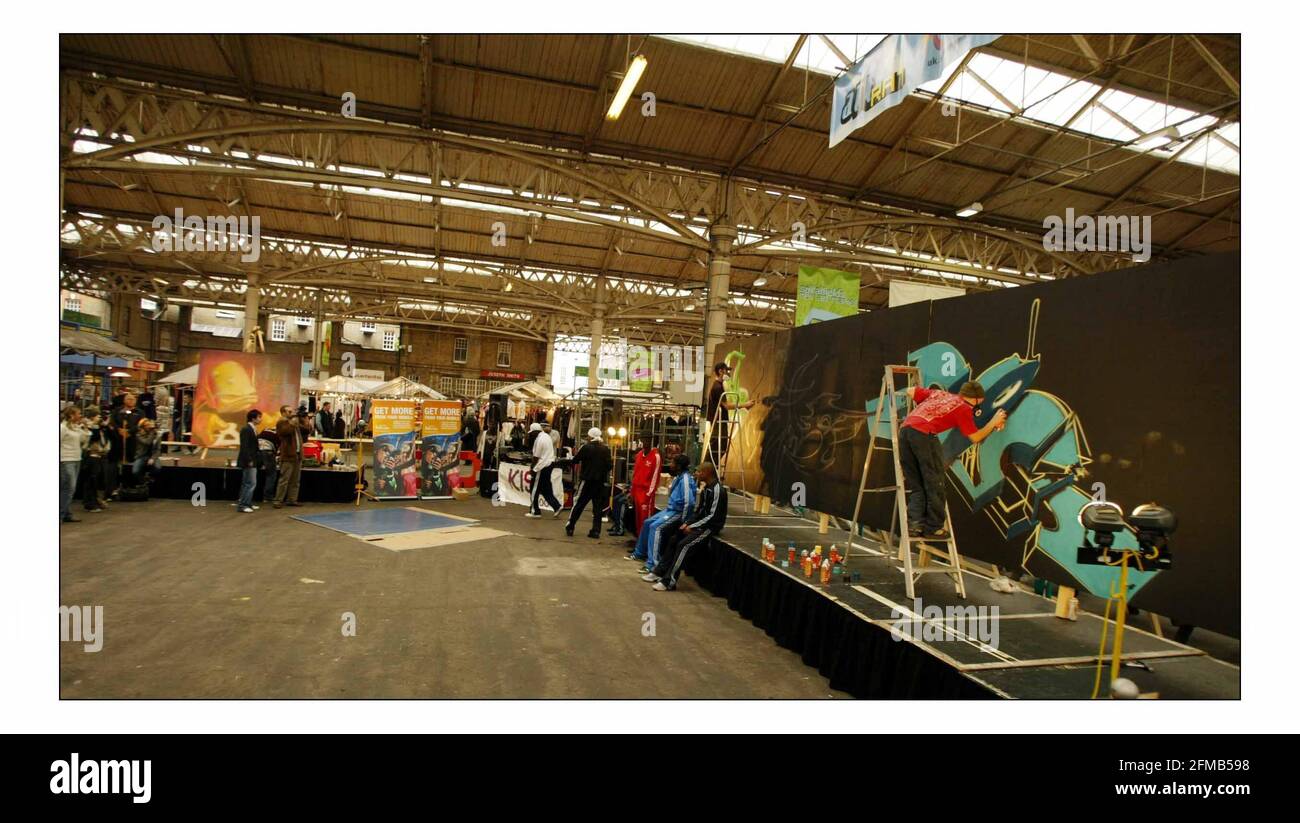 'Reso' - der gebürtige Franzose trat bei der Art Rat am Spitalsfield Market in London auf - eine landesweite Suche nach aufstrebenden Urban Artists und Designern durch den Samsung Fun Club. Die Gewinnerentwürfe stehen zum Download als Handy Wallpaper zur Verfügung.PR Zac auf Shine 07979 691 418 oder 0207 553 3748 pic David Sandison 27/10/2004 Stockfoto