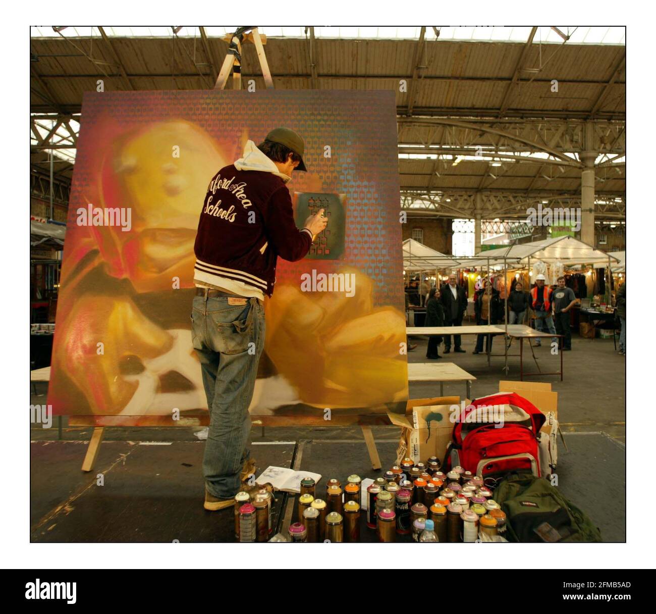 'Reso' - der gebürtige Franzose trat bei der Art Rat am Spitalsfield Market in London auf - eine landesweite Suche nach aufstrebenden Urban Artists und Designern durch den Samsung Fun Club. Die Gewinnerentwürfe stehen zum Download als Handy Wallpaper zur Verfügung.PR Zac auf Shine 07979 691 418 oder 0207 553 3748 pic David Sandison 27/10/2004 Stockfoto