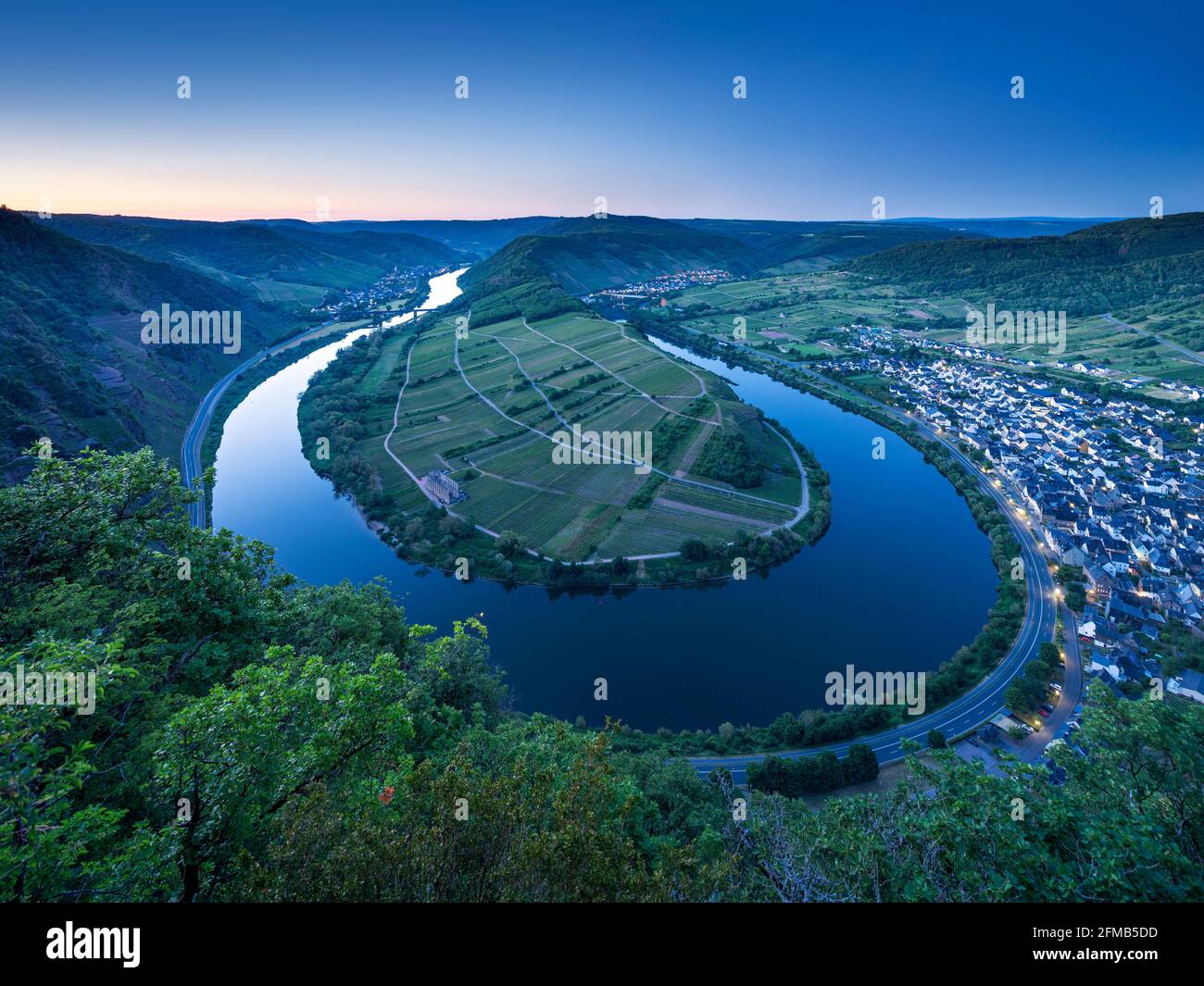 Deutschland, Rheinland-Pfalz, Moseltal, Bremm, Moselschleife im Morgengrauen Stockfoto