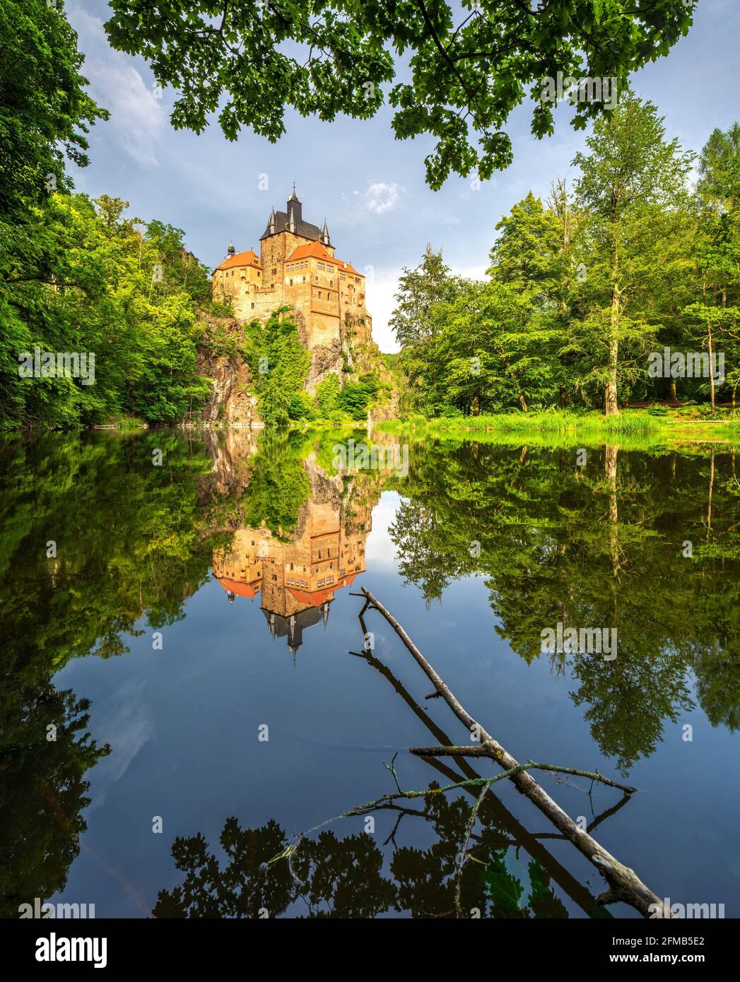 Deutschland, Sachsen, Kriebstein, Burg Kriebstein bei Mittweida, Spiegelung in der Zschopau Stockfoto