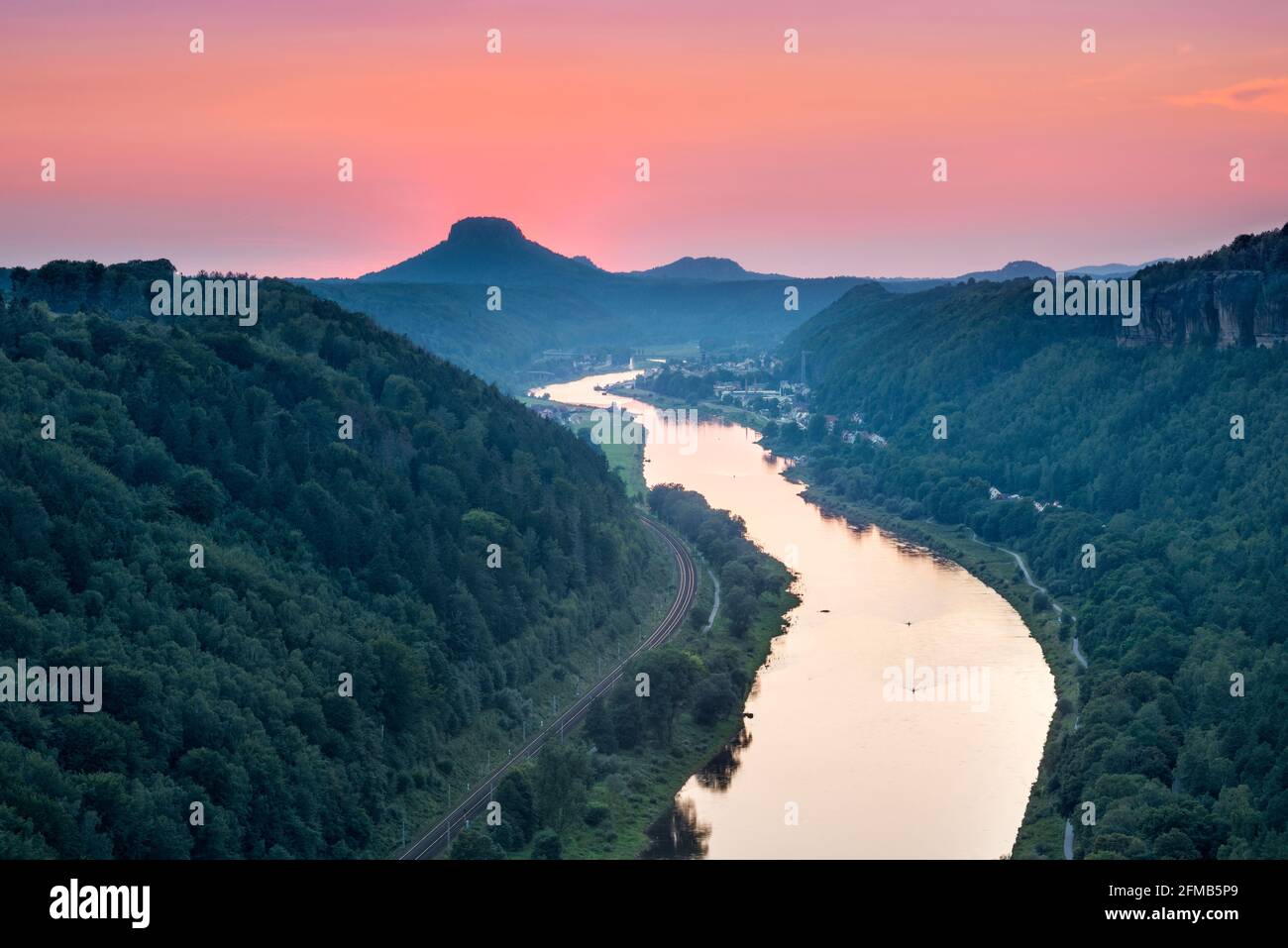 Deutschland, Sachsen, bei Schmilka, Nationalpark Sächsische Schweiz, Elbsandsteingebirge, Blick auf die Elbe bei Sonnenuntergang, hinter dem Lilienstein Stockfoto
