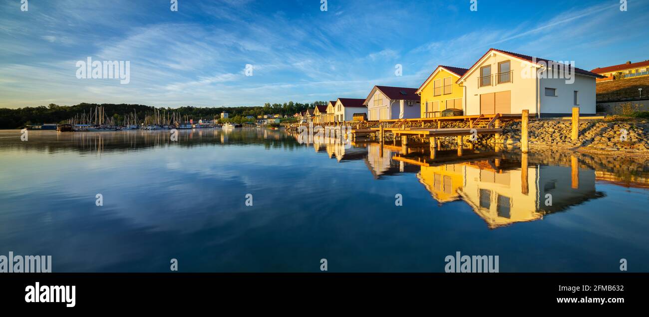 Deutschland, Sachsen-Anhalt, Müuellen, Ferienhäuser am Geiseltalsee im Morgenlicht, Marina Müuellen Stockfoto