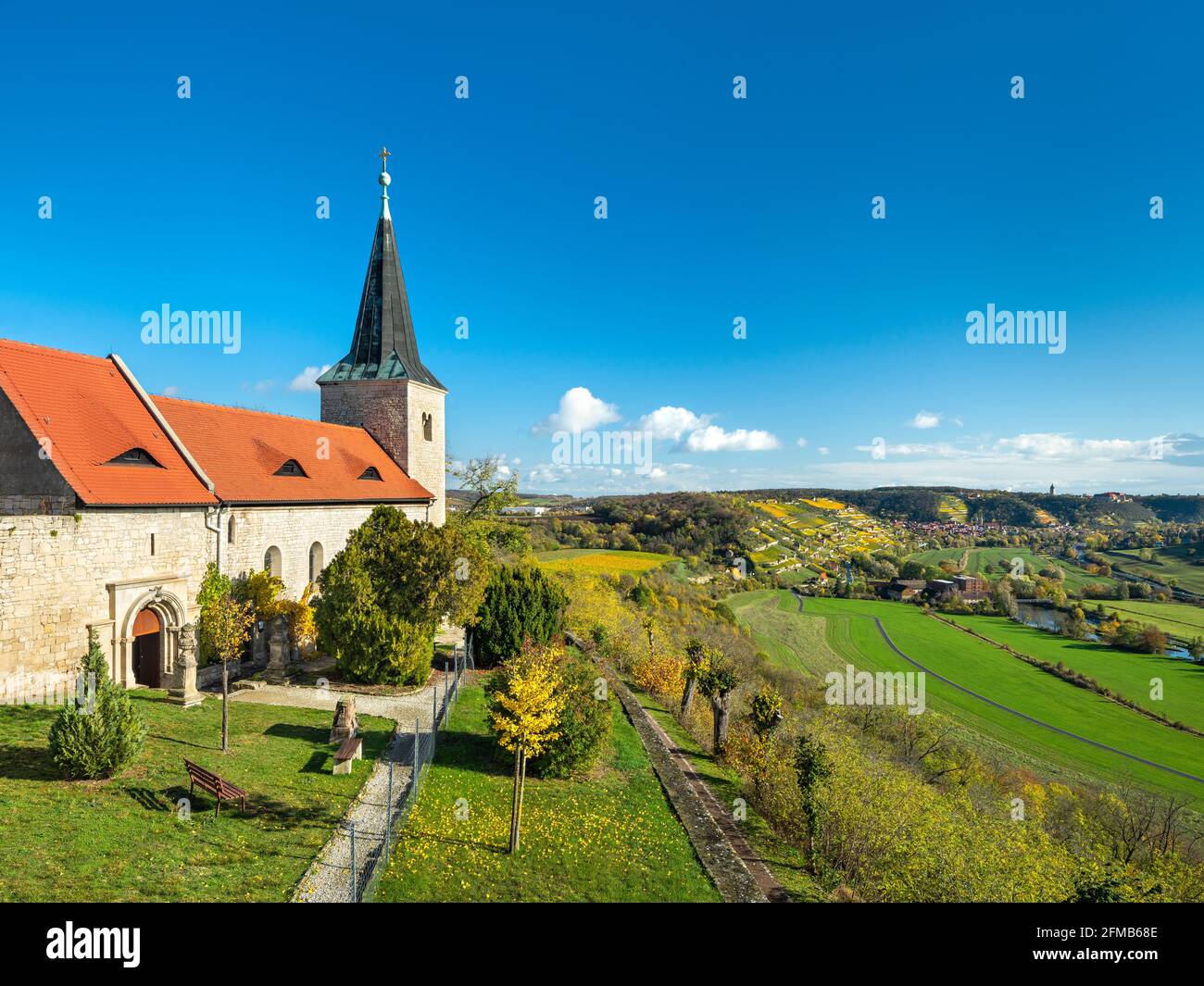 Blick ins Unstruttal mit der Klosterkirche Zscheiplitz im Herbst mit Blick auf Freyburg, Sachsen-Anhalt, Deutschland Stockfoto