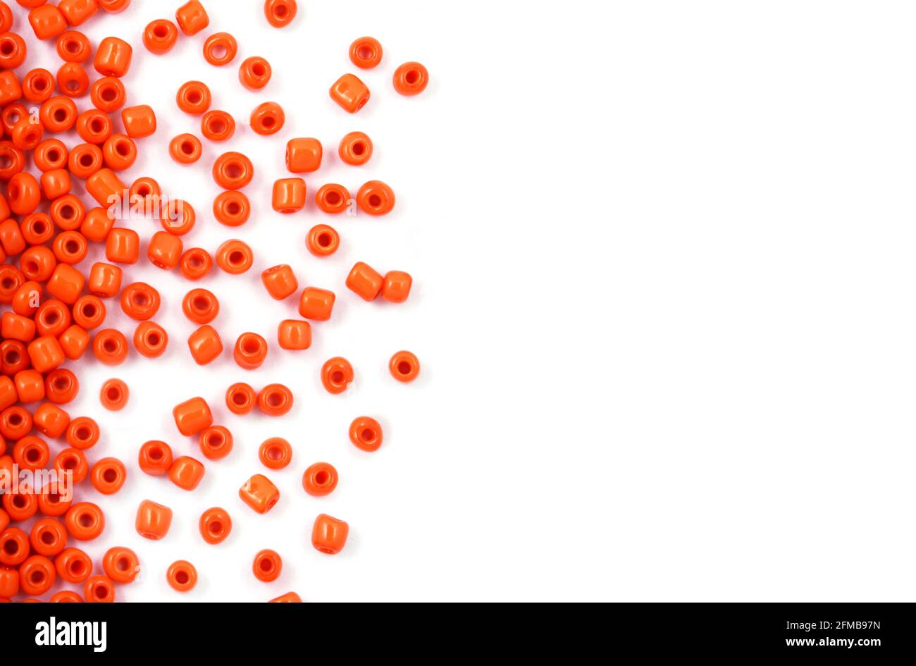 Nahaufnahme der Orange Beads auf dem weißen Hintergrund. Hintergrund oder Textur von Perlen. Makro, Es wird in der Finishing Mode Kleidung verwendet. Machen Perlen Halskette oder Stockfoto