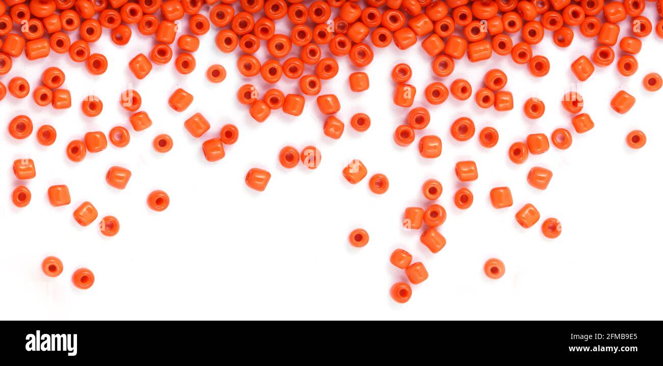 Nahaufnahme der Orange Beads auf dem weißen Hintergrund. Hintergrund oder Textur von Perlen. Makro, Es wird in der Finishing Mode Kleidung verwendet. Machen Perlen Halskette oder Stockfoto