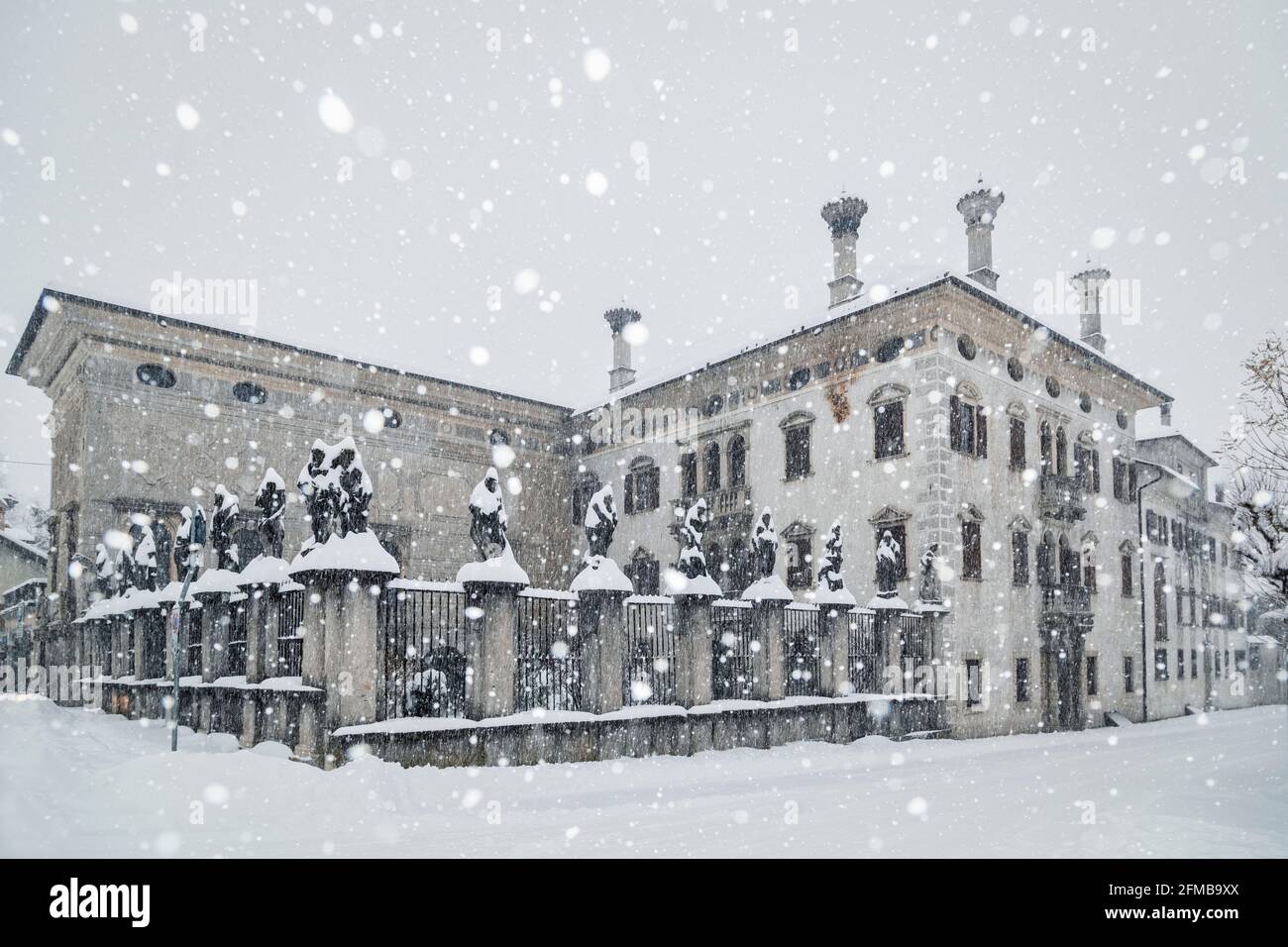 Historisches Gebäude Villa Crotta De Manzoni im Winter, Piazza della Libertà, Agordo, Provinz Belluno, Venetien, Italien Stockfoto
