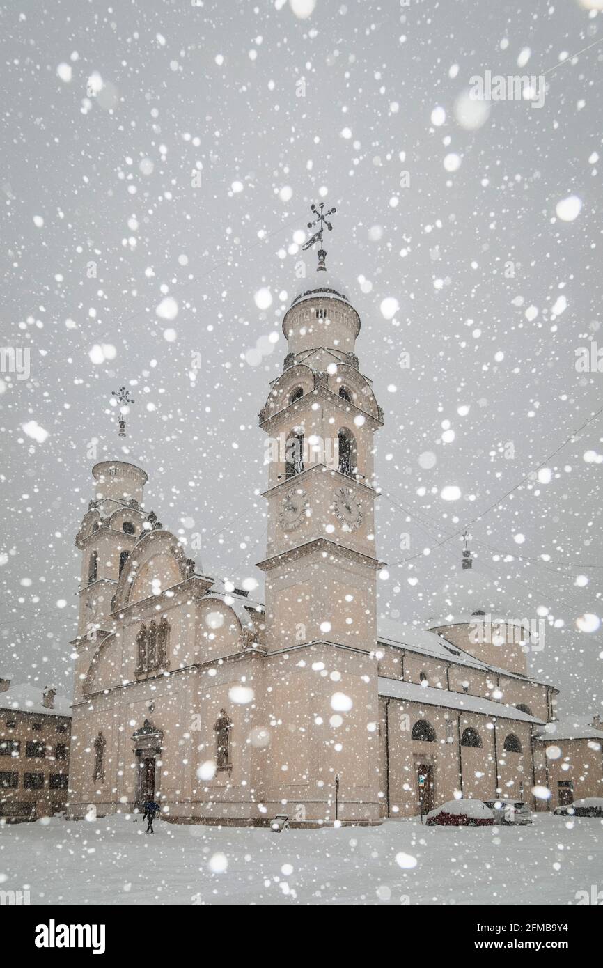 Agordo, die Pfarrkirche unter starkem Schneefall, Provinz Belluno, Venetien, Italien Stockfoto