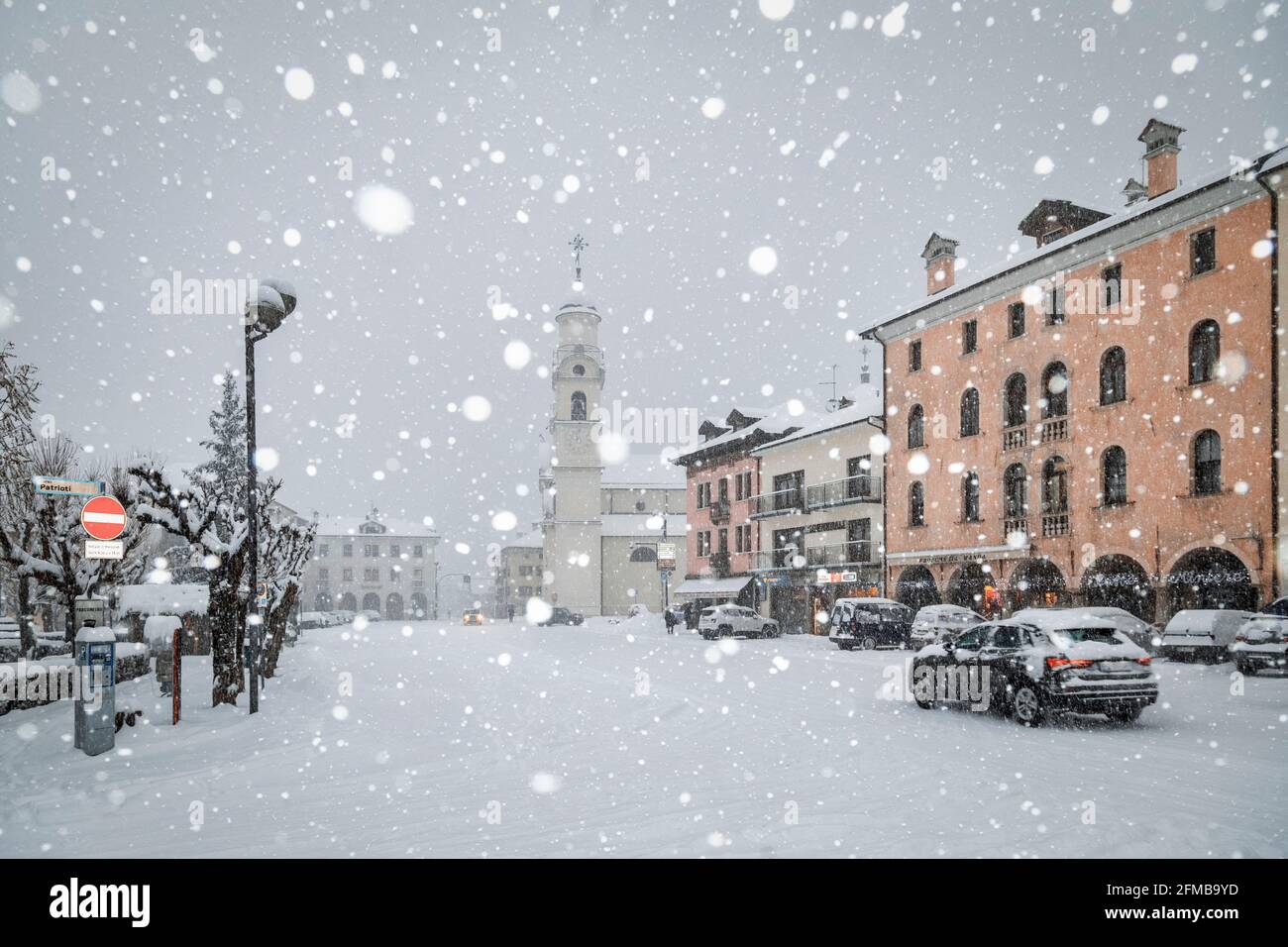 agordo, das Stadtzentrum unter starkem Schneefall, Provinz Belluno, Venetien, Italien Stockfoto