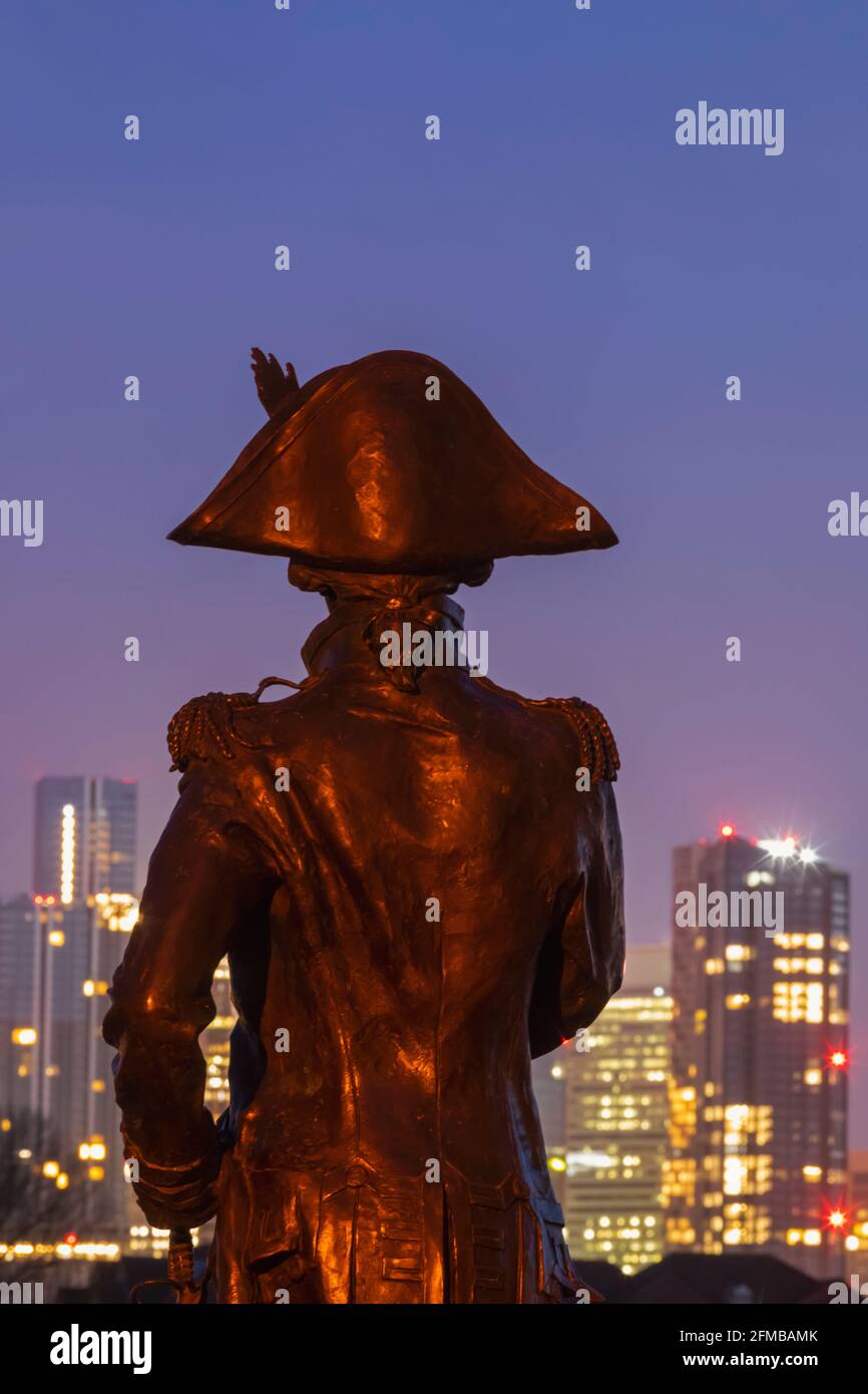 England, London, Greenwich, Silouette der Lord Nelson Statue und die Canary Wharf Skyline bei Nacht Stockfoto