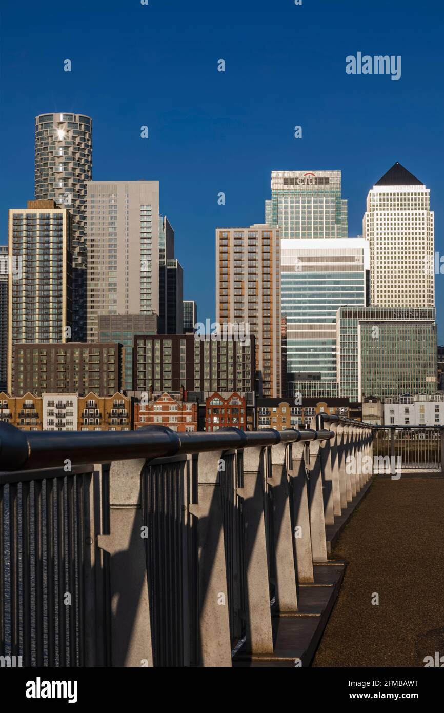 England, London, Docklands, warmes Morgenlicht auf der modernen Canary Wharf Skyline Stockfoto