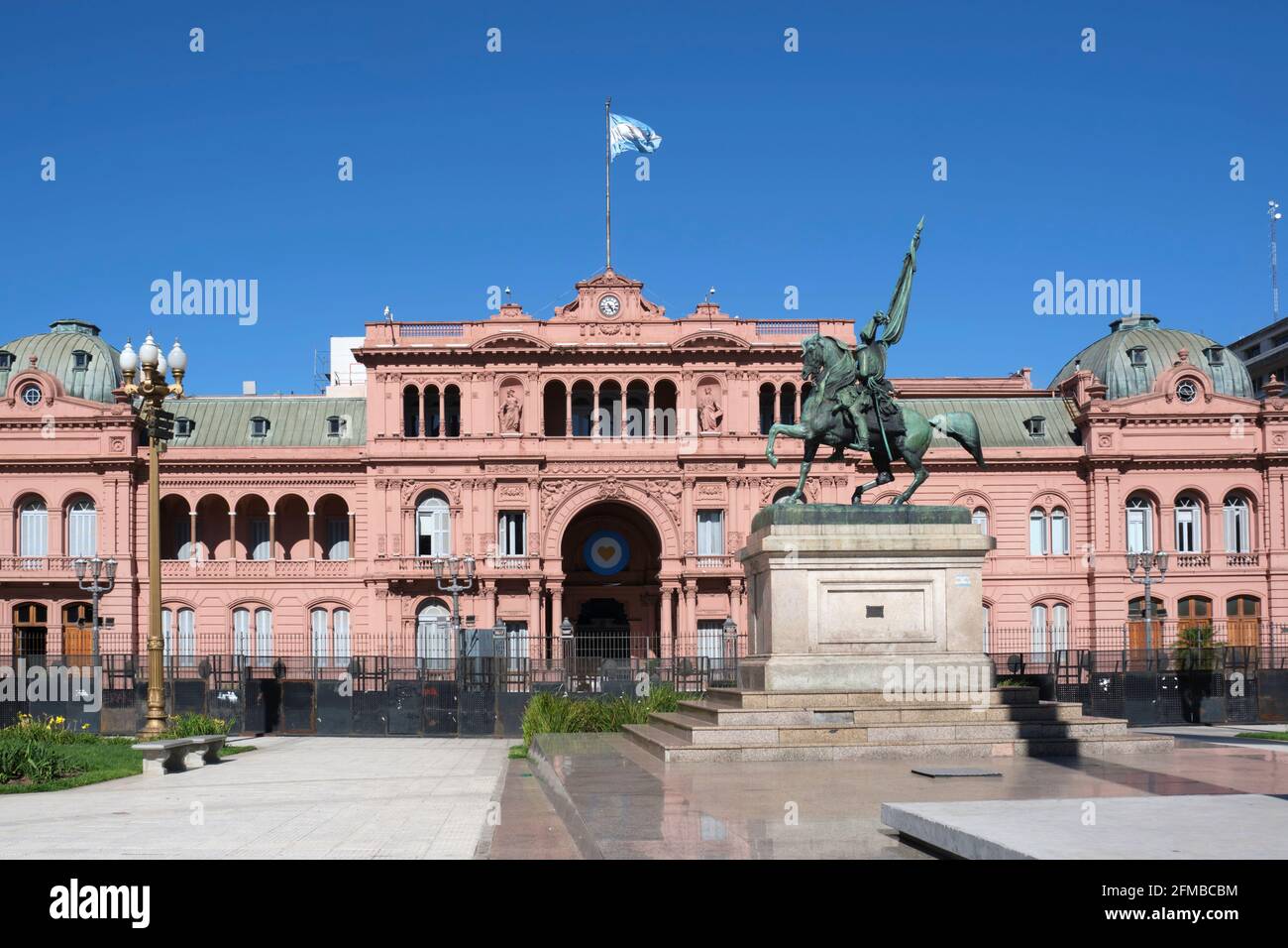Rosa Haus, Casa Rosada, Executive Villa und Büro des Präsidenten von Argentinien, und General Manuel Belgrano Bronze Reitdenkmal, auf der Plaza Stockfoto