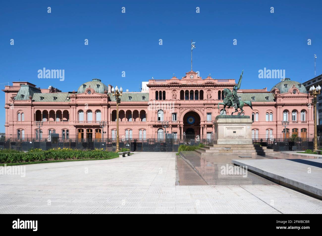 Rosa Haus, Casa Rosada, Executive Villa und Büro des Präsidenten von Argentinien, und General Manuel Belgrano Bronze Reitdenkmal, auf der Plaza Stockfoto