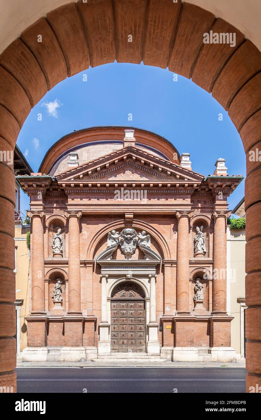 Das Haupttor der römisch-katholischen Kirche San Carlo Borromeo befindet sich am Corso Giovecca, Ferrara, Emilia Romagna, Italien, Europa Stockfoto