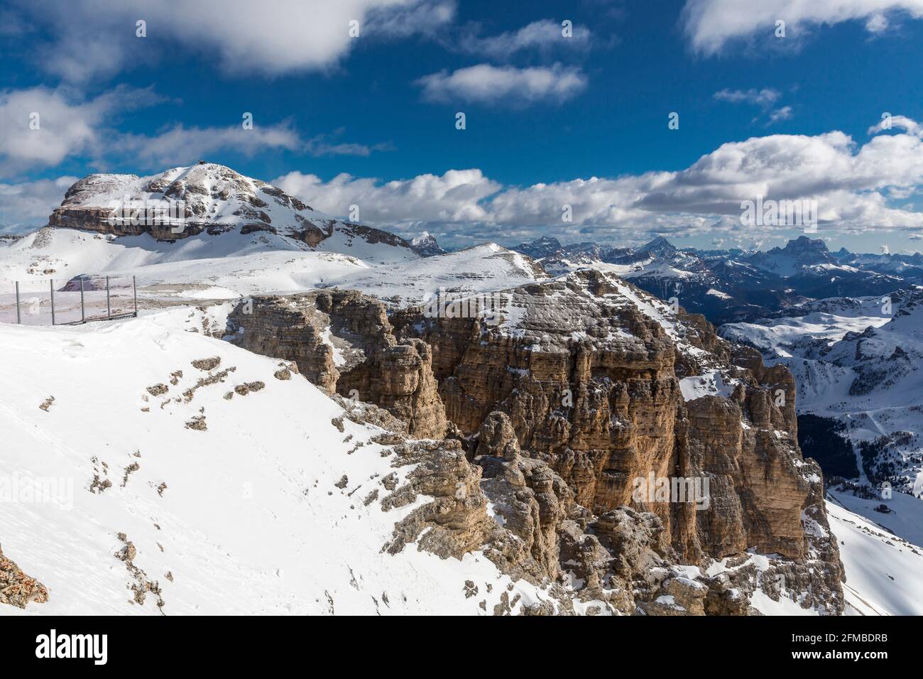 Blick von der Aussichtsterrasse Sass Pordoi auf den Piz Boè, 3152 m, Sass de Forcia, 2923 m, hinter der Fanesgruppe und Tofana-Gruppe, Sellagruppe, Pordoipass, Sellaronda, Südtirol, Südtirol, Dolomiten, Italien, Europa Stockfoto