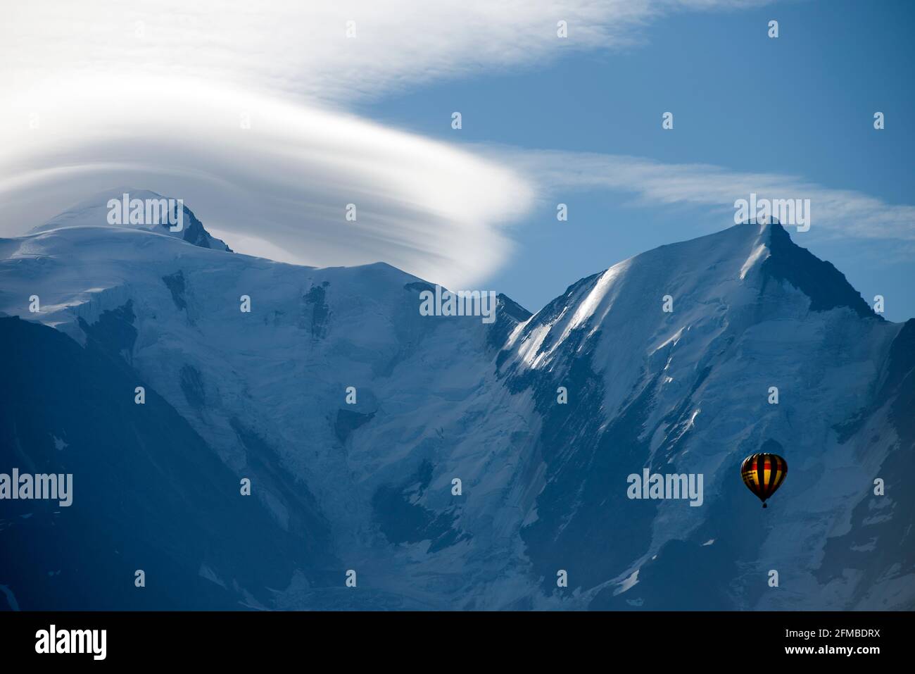 Frankreich, Haute-Savoie, Alpen, Mont Blanc (links 4807 m) und Aiguille de Bionnassay (rechts 4052 m), Heißluftballons Stockfoto