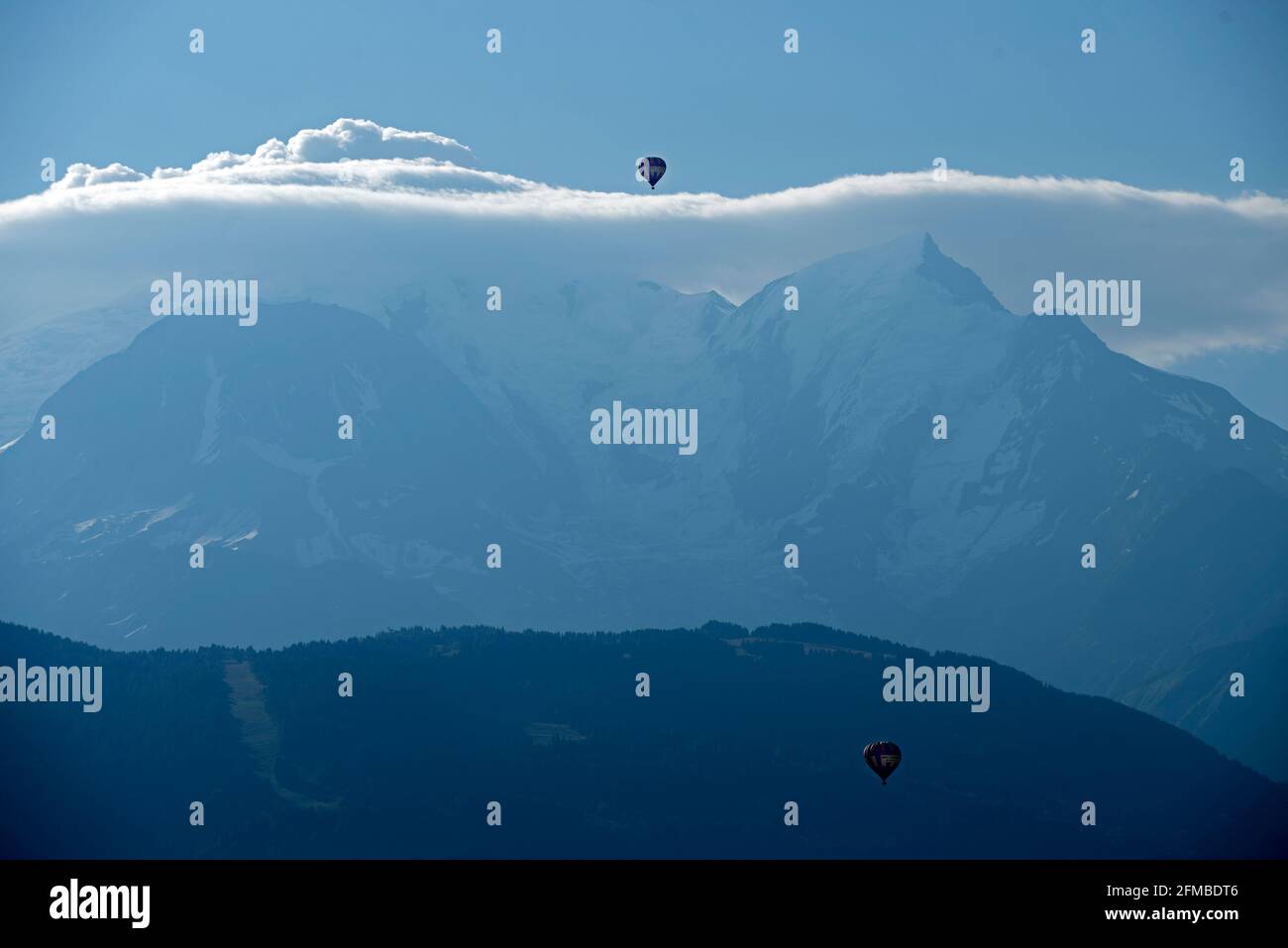 Frankreich, Haute-Savoie, Alpen, Mont-Blanc-Gebirge, Wolken und Heißluftballon Stockfoto