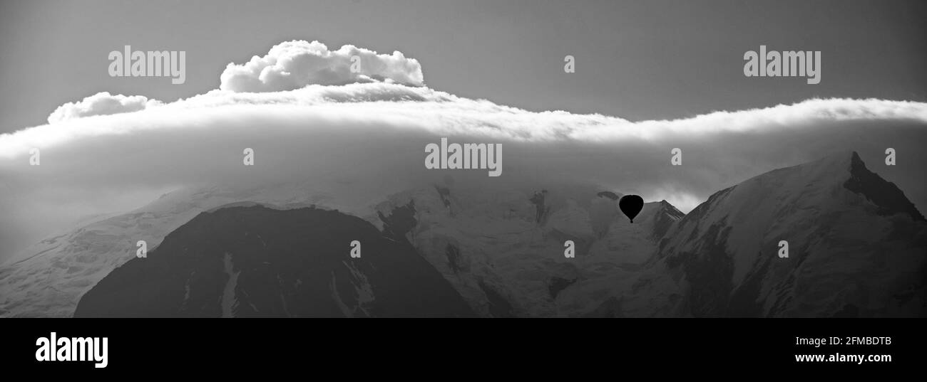 Frankreich, Haute-Savoie, Alpen, Mont-Blanc-Gebirge, Wolken und Heißluftballon Stockfoto