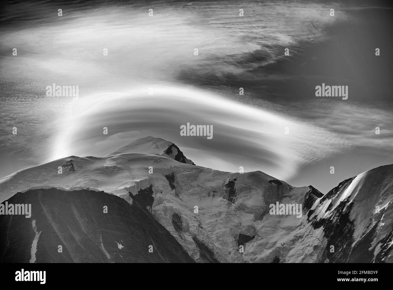 Frankreich, Haute Savoie, Alpen, Mont Blanc 4807m unter Wolken und Linsenwolke Stockfoto