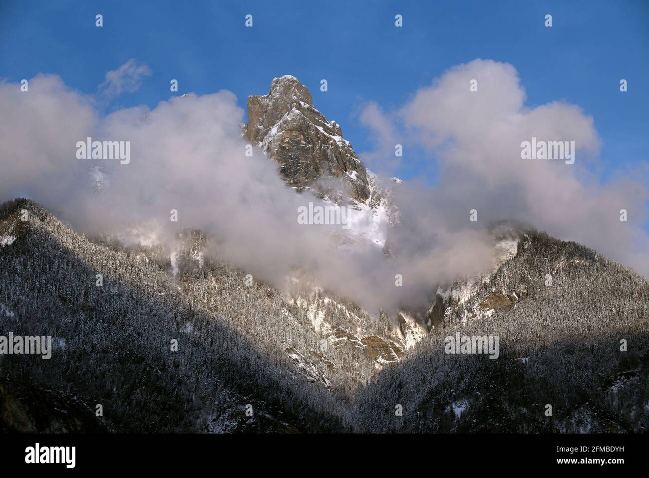 Frankreich, Haute Savoie, Alpen, Fiz-Gebirge, Aiguille de varan, Aiguille grise 2544m und Wolken Stockfoto