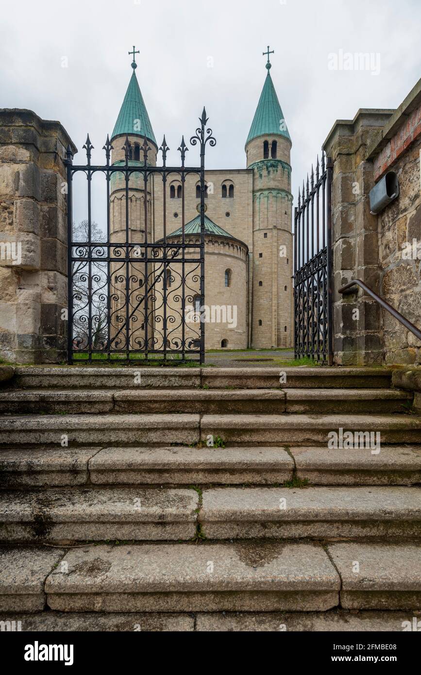 Deutschland, Sachsen-Anhalt, Gernrode, Treppe zur Stiftskirche St. Cyriakus. In der Kirche befindet sich eine Krypta aus dem 11. Jahrhundert. Es gilt als eine der ältesten Repliken des Jerusalemer Heiligen Grabes nördlich der Alpen. Stockfoto