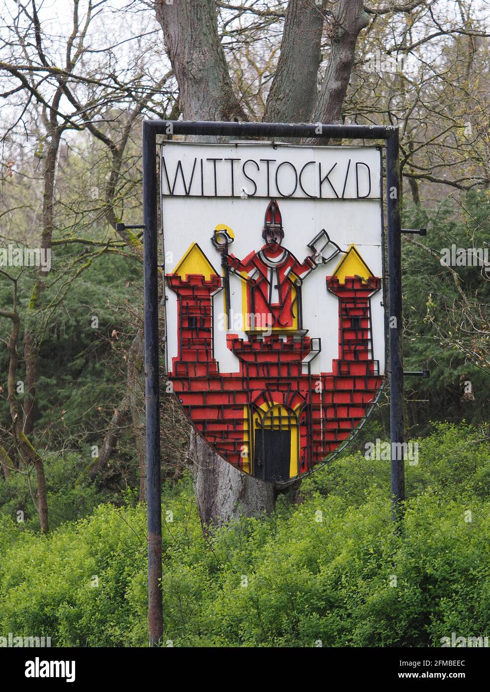 07. Mai 2021, Brandenburg, Wittstock/Dosse: Das Wittstock-Wappen im Wittstock-Wohngebiet Alt Daber. Die Siedlung mit dem Daber Turm im Nordwesten Brandenburgs ist das Ziel vieler Wanderwege. In Brandenburg entdecken viele Menschen Wandern auch wegen der Einschränkungen durch die Corona-Vorschriften. Mit einem Wanderwegkonzept ist Wittstock ein Vorbild für die gesamte Prignitz. Die Region soll für den aktiven Tourismus weiterentwickelt werden. Foto: Soeren Sache/dpa-Zentralbild/dpa Stockfoto