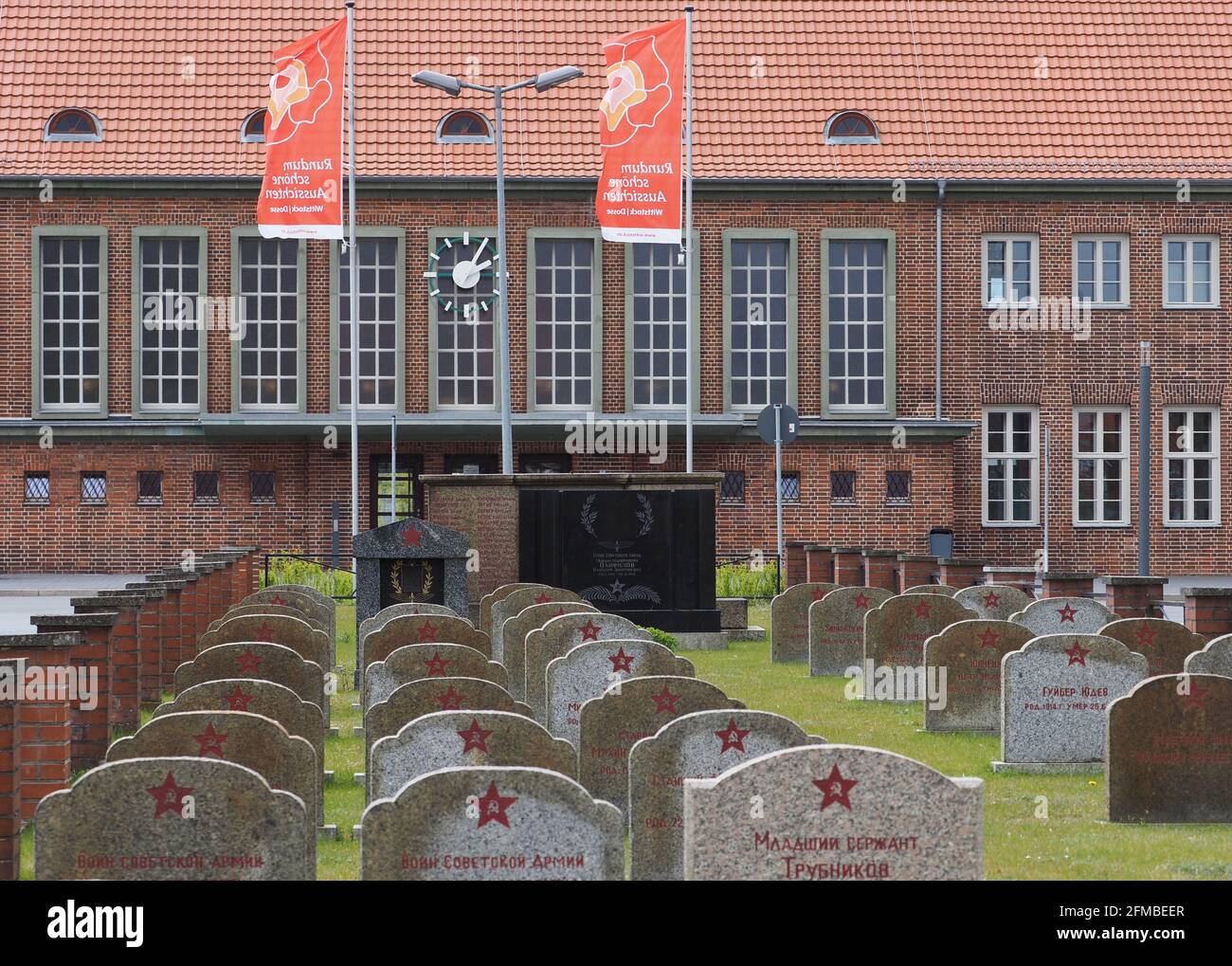 Brandenburg, Deutschland. Mai 2021. 07. Mai 2021, Brandenburg, Wittstock/Dosse: Der sowjetische Militärfriedhof am Bahnhofsvorplatz. In den letzten Tagen des Zweiten Weltkriegs wurden hier 143 Soldaten und Offiziere der Roten Armee begraben. Zum 76. Jahrestag der Befreiung vom Nationalsozialismus und dem Ende des Zweiten Weltkriegs finden heute mehrere Veranstaltungen statt. Quelle: dpa picture Alliance/Alamy Live News Stockfoto