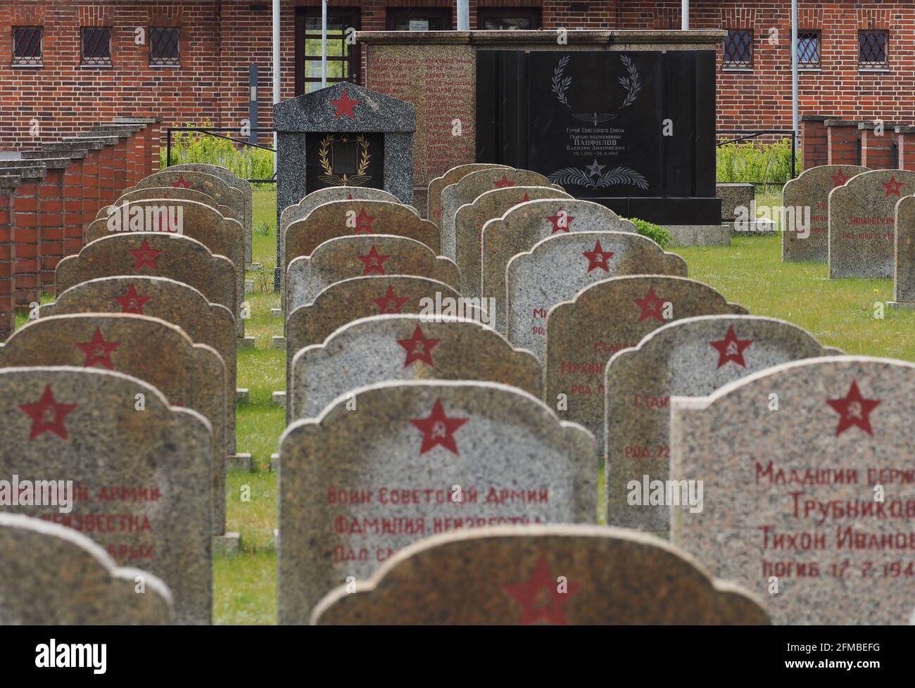 Brandenburg, Deutschland. Mai 2021. 07. Mai 2021, Brandenburg, Wittstock/Dosse: Der sowjetische Militärfriedhof am Bahnhofsvorplatz. In den letzten Tagen des Zweiten Weltkriegs wurden hier 143 Soldaten und Offiziere der Roten Armee begraben. Zum 76. Jahrestag der Befreiung vom Nationalsozialismus und dem Ende des Zweiten Weltkriegs finden heute mehrere Veranstaltungen statt. Quelle: dpa picture Alliance/Alamy Live News Stockfoto